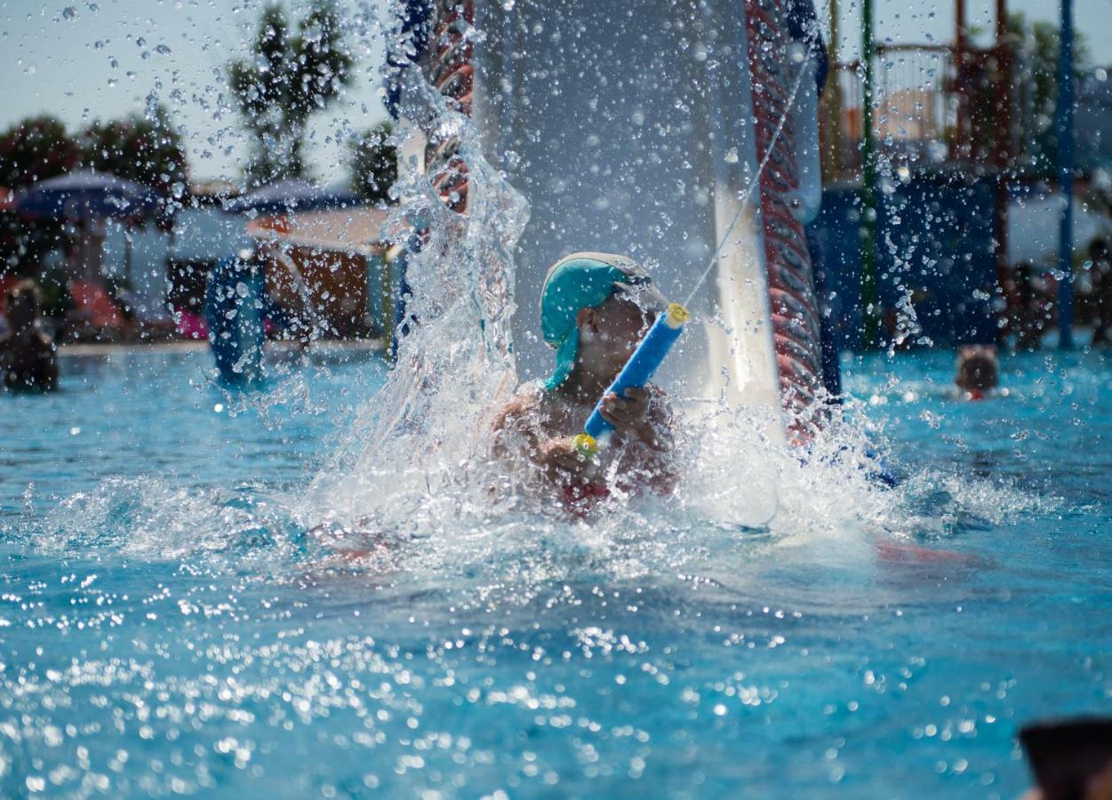 Caretta Beach Resort & Waterpark Kalamákion Dış mekan fotoğraf